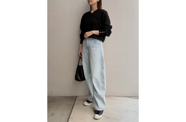 デニム×黒ニット。シンプルコーデなのに洗練見えのワケとは。【40代の毎日コーデ】