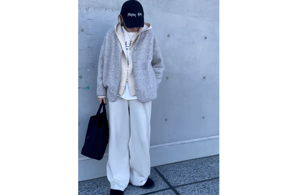 上下ユニクロで冬の白を攻略。軽やかなリラックスカジュアル【40代の毎日コーデ】