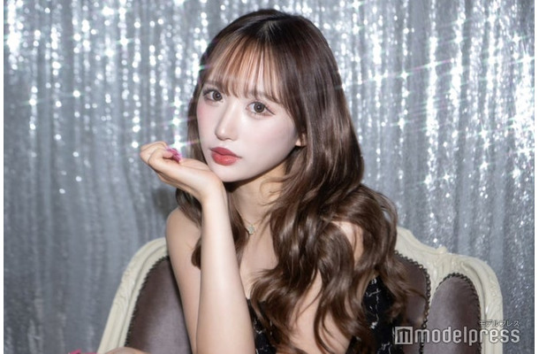 ロングヘアの伊藤桃々（C）モデルプレス