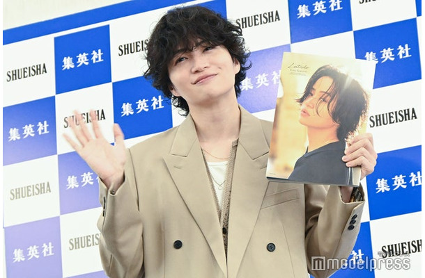 手を振る菊池風磨（C）モデルプレス