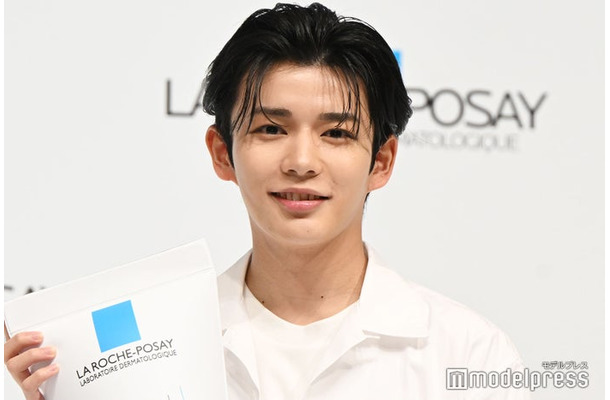 「ラ ロッシュ ポゼ」トーンアップUV アンバサダーに就任し、「我ながら肌がきれい」と自画自賛した長尾謙杜（C）モデルプレス