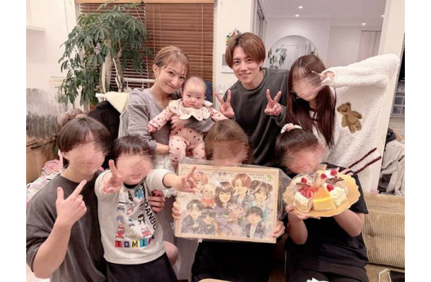 辻希美、家族集合！義母のお誕生日会SHOT公開「似顔絵をプレゼント」「泣いて喜んでくれました」