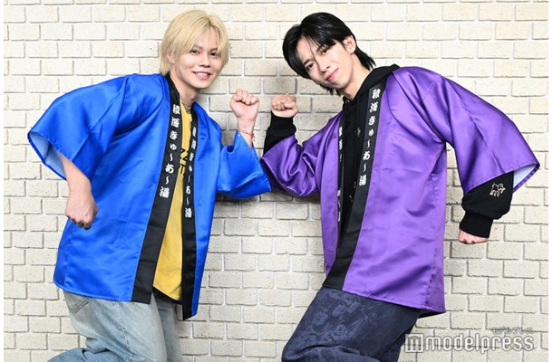 囲み取材に応じた小笠原海、船津稜雅(C)モデルプレス