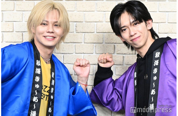 囲み取材に応じた小笠原海、船津稜雅(C)モデルプレス