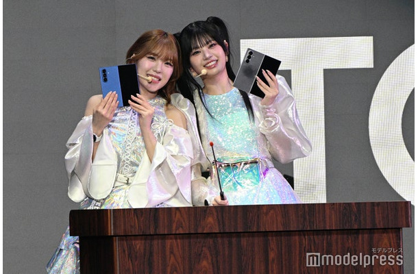 講師に扮したTSUZUMI（海老原鼓）、RINON（村上璃杏）（C）モデルプレス