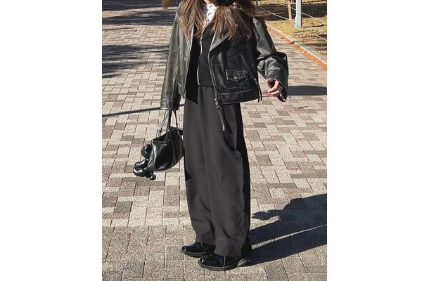 レザージャケットで魅せる冬の黒コーデ。ゆるっとしたカーブシルエットパンツ合わせがポイント【40代の毎日コーデ】