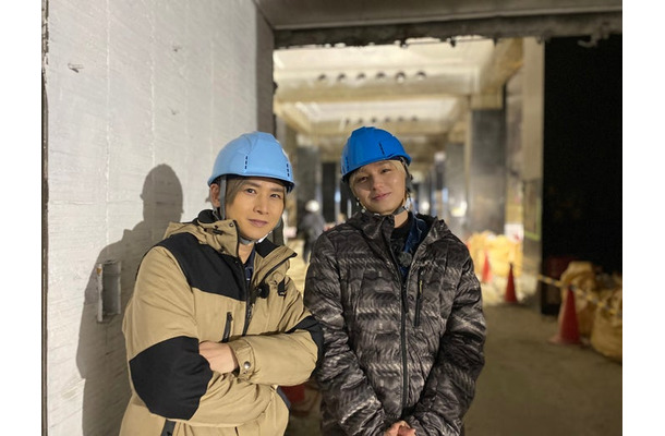 堂本光一、伊野尾慧/1階ロビーを背景に(C)NHKBS