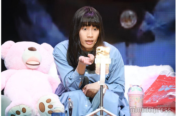 「スクショタイム早くない?」と指摘する丈子(藤原丈一郎)(C)モデルプレス