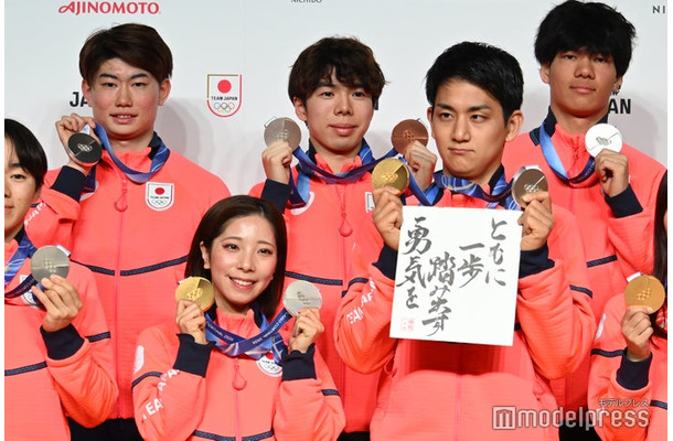 「第25回オリンピック冬季競技大会 TEAM JAPAN 帰国時記者会見」に出席した三浦璃来選手、木原龍一選手（C）モデルプレス