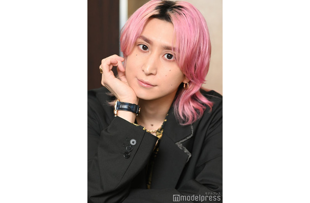 モデルプレスのインタビューに応じた佐久間大介(C)モデルプレス