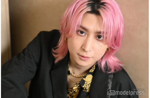 モデルプレスのインタビューに応じた佐久間大介（C）モデルプレス