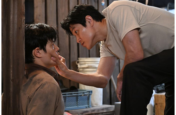 鈴木亮平と鈴木亮平「リブート」第5話(C)TBS