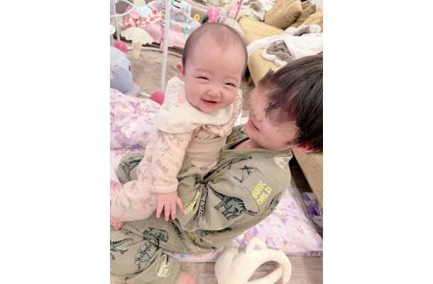 「愛が強め」辻希美、“妹が大好き”三男と次女の仲良し抱っこSHOTを公開