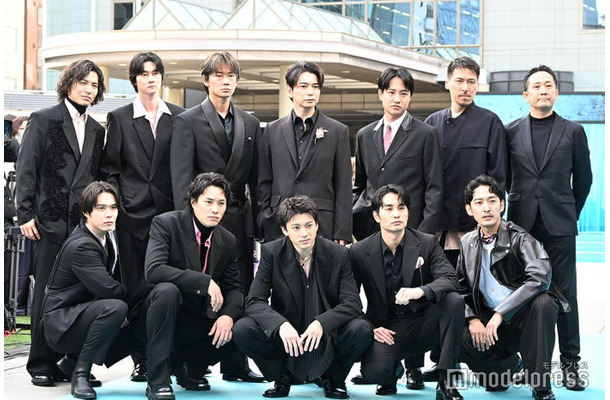 「ちるらん 新撰組鎮魂歌」浅黄色カーペットランウェイに登場した(後列左から)宮崎秋人、栁俊太郎、綾野剛、松本潤、藤原季節、岩永ひひお、渡辺一貴監督(前列左から)細田佳央太、鈴木伸之、山田裕貴、中村蒼、上杉柊平(C)モデルプレス