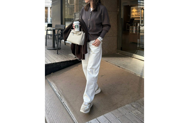 チャコール×ホワイトコーデ。ユニクロメンズデニムを品よく着こなす大人の休日スタイル【40代の毎日コーデ】