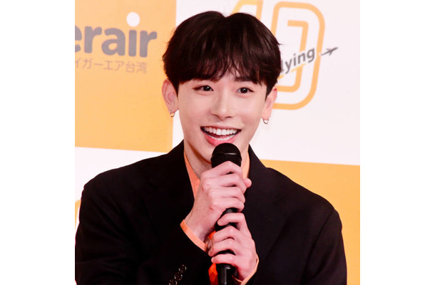 よしあき「すごい顔がパッとする」男性にもおすすめしたい愛用ツヤ系ティント