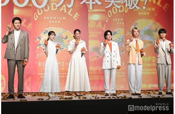 （左から）「キリングッドエール」5000万本突破！“大反響”御礼発表会に出席した鈴木亮平、浜辺美波、綾瀬はるか、Mrs. GREEN APPLE／大森元貴、藤澤涼架、若井滉斗（C）モデルプレス