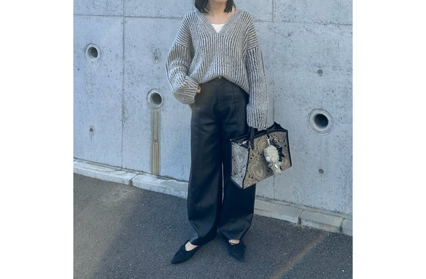 ざっくり編みのVネックニットでこなれ感を。グレー×黒で作るオトナのモノトーン【40代の毎日コーデ】