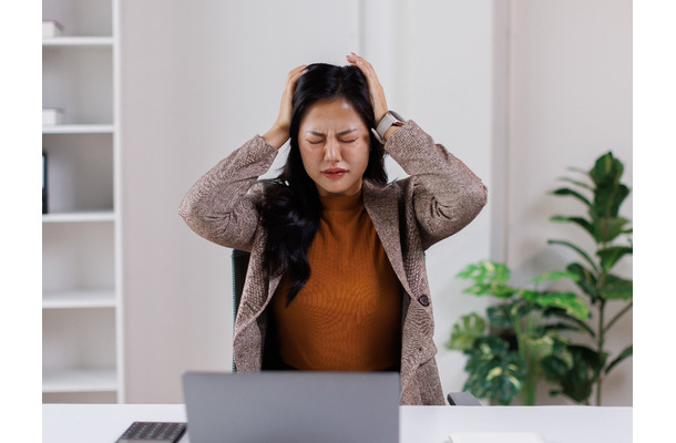 「感謝されないと不安」「評価されてない？」上司の機嫌や言動が気になって集中できない！そんな心理状態になる理由と対処法を、メンタルヘルスの専門家が解説