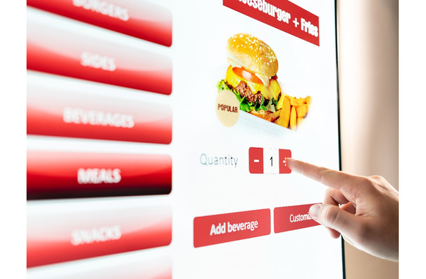 タッチパネルが難関すぎる！「63歳新人」がファストフード店で直面した、リアルで切実な“壁”とは？