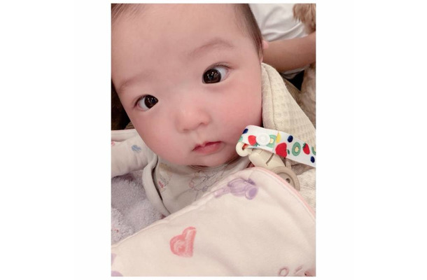 辻希美、次女は撮影現場でも人気者！キュートなカメラ目線SHOT公開「目ぱっちり」