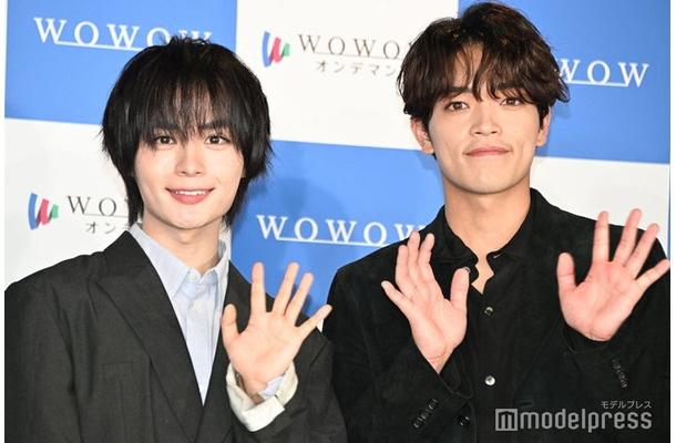 原嘉孝が現場で一点を見つめていると思いきや不意に笑顔を見せると「赤ちゃんが初めて笑った時みたい」と表現した大西流星（C）モデルプレス