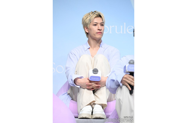 やわらかクッションに体育座りで座る金城碧海（C）モデルプレス