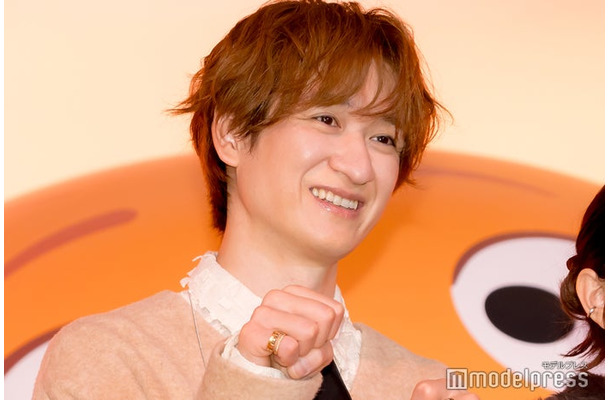 玉森裕太のぴったりそばにサインを書いた宮田俊哉（C）モデルプレス