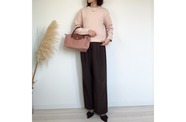 ユニセックスのピンクが絶妙の【ユニクロ】ニット。×ブラウンパンツで彩る春の着こなし【40代の毎日コーデ】