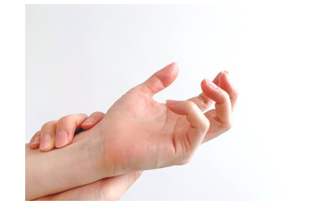 「朝、指がこわばる」どうせ更年期だろうと放置していた40代女性が「病院で告げられた診断」とは