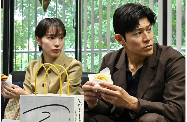 戸田恵梨香、鈴木亮平（C）TBS