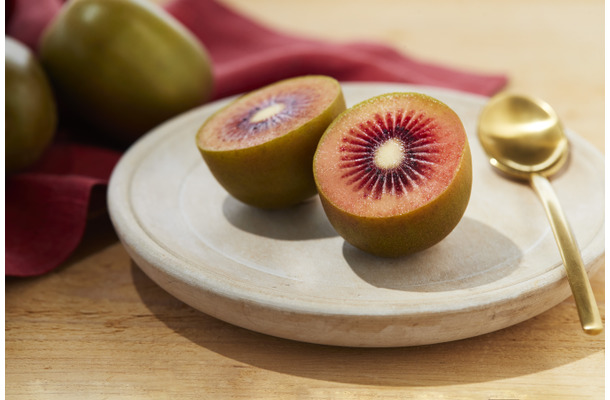 医師・石原新菜先生も「美肌・花粉症・老化ケア」で太鼓判！希少な赤いキウイが今年はスーパーで「手に入りやすくなった」理由とは