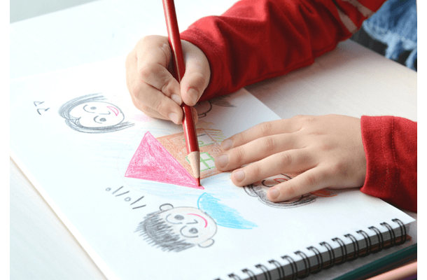 「絵を見てもらえなかった」と落ち込む孫　祖父がリビングに行くと⇒粋な計らいに「また描くね！」