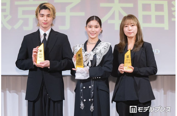 「モデルプレスベストドラマアワード」ベストドラマ1位を受賞した「波うららかに、めおと日和」チーム／本田響矢、芳根京子、宋ハナプロデューサー（C）モデルプレス