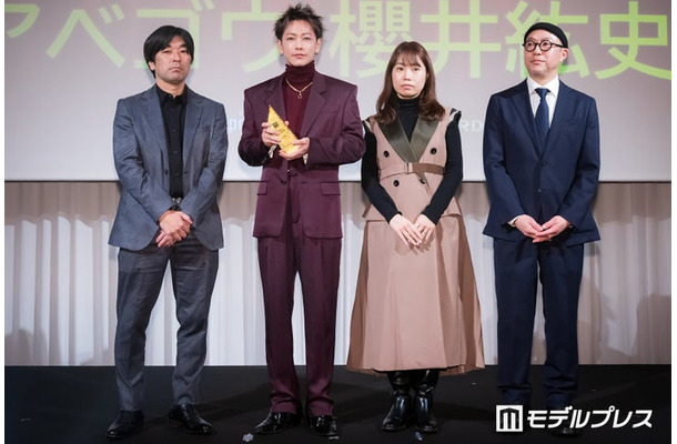 「モデルプレスベストドラマアワード」プロデュース部門1位を受賞した「グラスハート」チーム／櫻井紘史氏、佐藤健、岡野真紀子氏、アベゴウ氏（C）モデルプレス