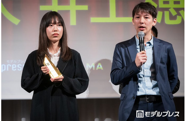 「モデルプレスベストドラマアワード」授賞式に登壇した井上穂乃香プロデューサー、倉地雄大プロデューサー（C）モデルプレス