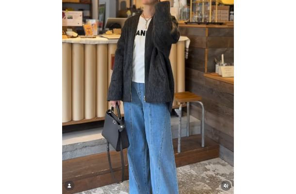 シャギーノーカラーコートが主役。白ロゴT×デニムの冬→春スイッチ着こなし【40代の毎日コーデ】