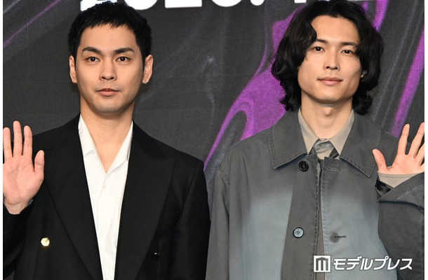 撮影前に四股を踏んでいた柳楽優弥、松村北斗（C）モデルプレス