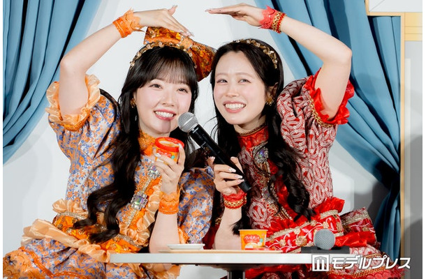 食レポ対決で勝利した川本笑瑠、佐野愛花（C）モデルプレス