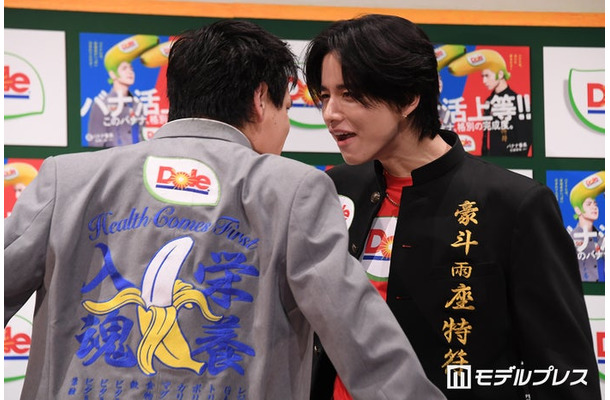 睨み合う豆原一成、佐藤景瑚(C)モデルプレス