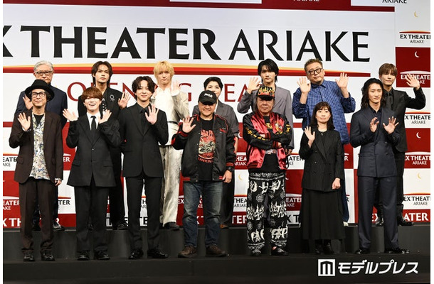 (前列左から)河原雅彦、大橋和也、寺西拓人、いのうえひでのり、古田新太、小山ゆうな、岩本照(後列左から)堤幸彦、上田竜也、川島如恵留、小林香、三浦宏規、福田雄一、岩田剛典(C)モデルプレス