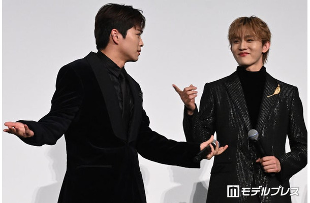 大橋和也の挨拶を披露し、メンバーにツッコまれる後藤威尊、「あ!」と指摘する田島将吾(C)モデルプレス