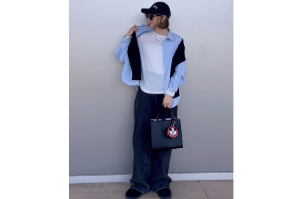 そろそろ【ユニクロ】シアーＴをワードローブに。レイヤードコーデで一気に春感が増す大人のデニムスタイル【40代の毎日コーデ】