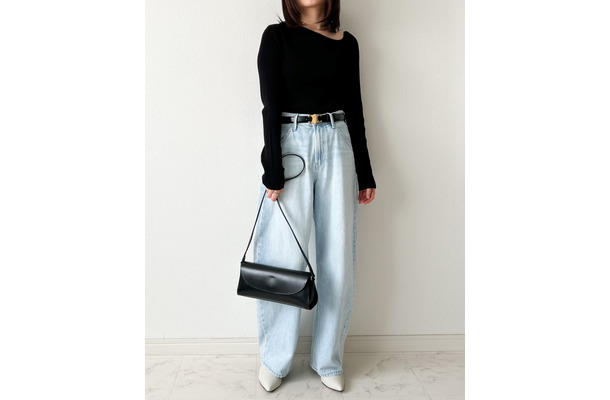 黒トップス×淡いデニム。定番コーデをオシャレ感を出しているのはアシンメトリーな襟元【40代の毎日コーデ】