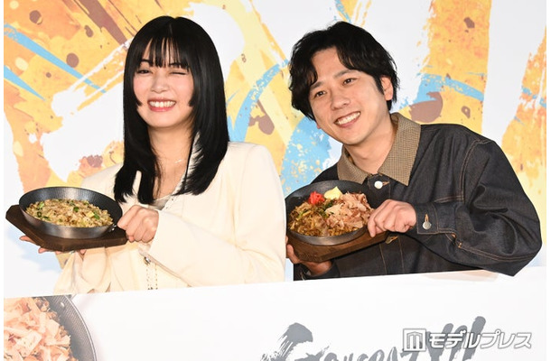 新商品発表会に出席した池田エライザ、二宮和也(C)モデルプレス
