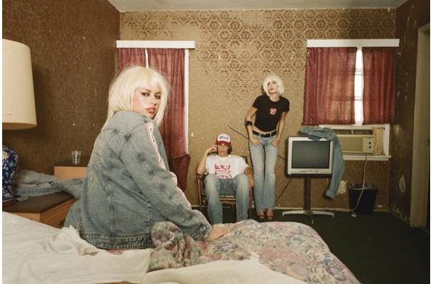 GUESS JEANS、HYSTERIC GLAMOURとのコラボアイテムを4月4日より順次発売