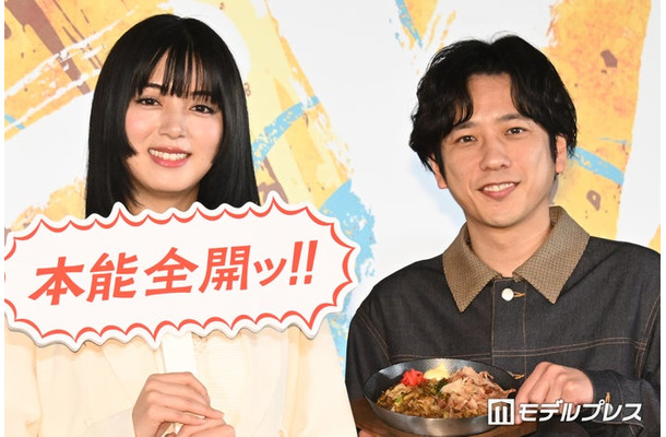 新商品発表会に出席した池田エライザ、二宮和也（C）モデルプレス