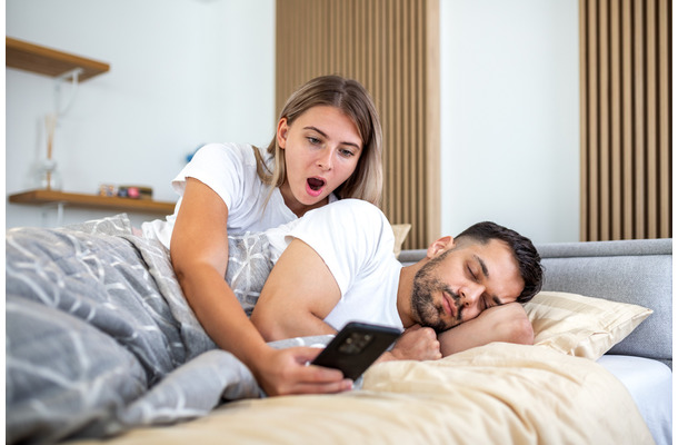 「離婚したくても、1円も取れない!?」出会い系アプリで遊び放題の夫。児童手当や学資保険…総額500万円を使いこみ、借金まみれの夫