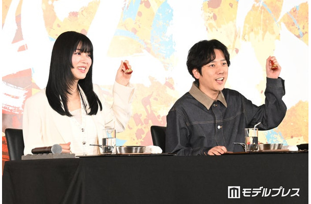 新商品発表会に出席した池田エライザ、二宮和也(C)モデルプレス
