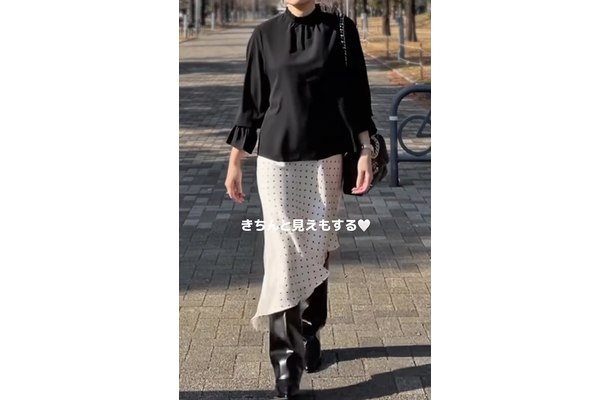 デイリーにもオケージョンにも映える黒のフリルブラウス。大人世代にちょうどいい甘すぎない着こなし【40代の毎日コーデ】